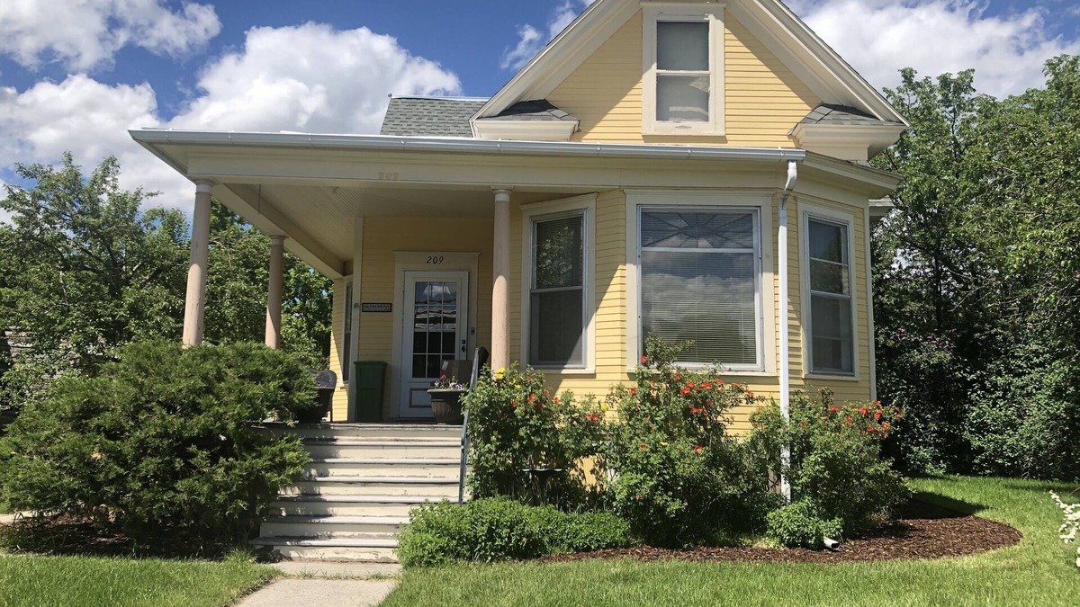 Downtown Bozeman House | Historic Cottage, Two Blocks from Main St., 30 day+ stays.