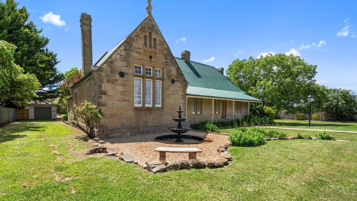 Colebrook Cottage | Historic Court House and Gardens