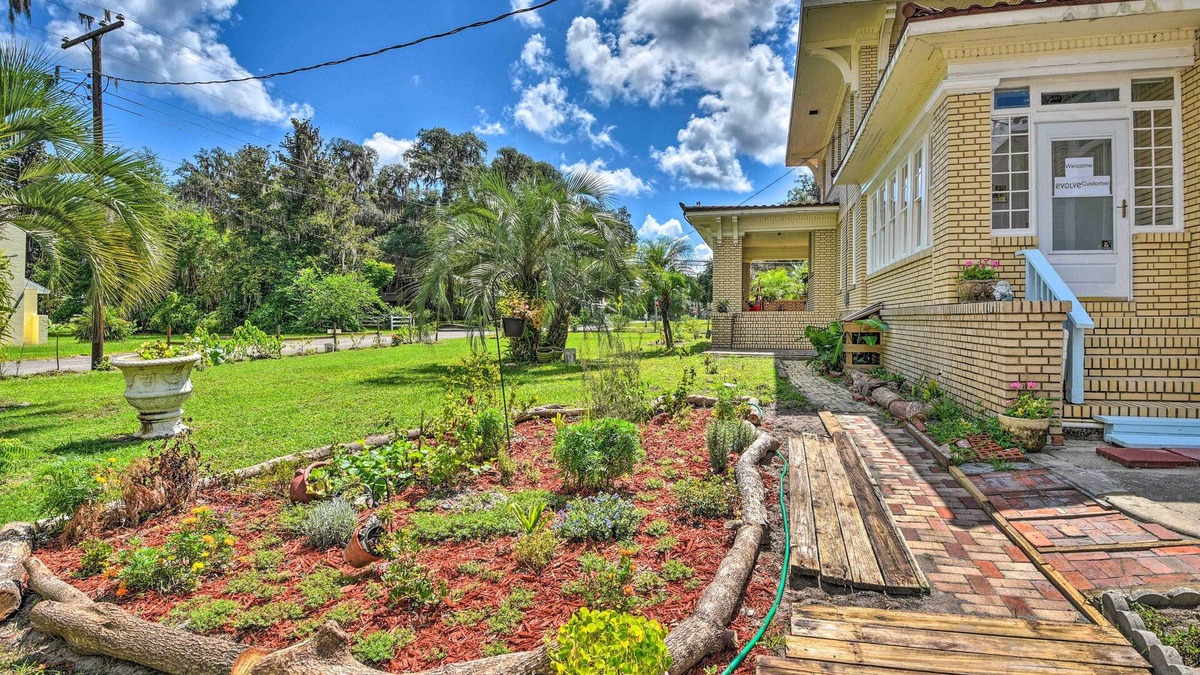 Crescent City Apartment | Historic Crescent City Studio - Lakefront w/Dock!
