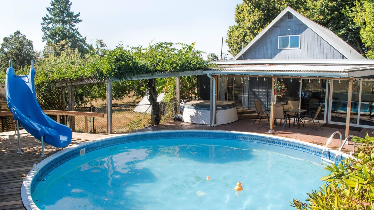 Creswell House | Historic Creswell Farmhouse Pool+New Spa - 13 min to Eugene, U of O, & Wineries!