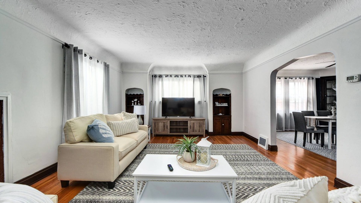 Shaker Heights Apartment | Historic District 2BR on 2nd Floor near Cleveland Clinic ~ Safe & Quiet Area