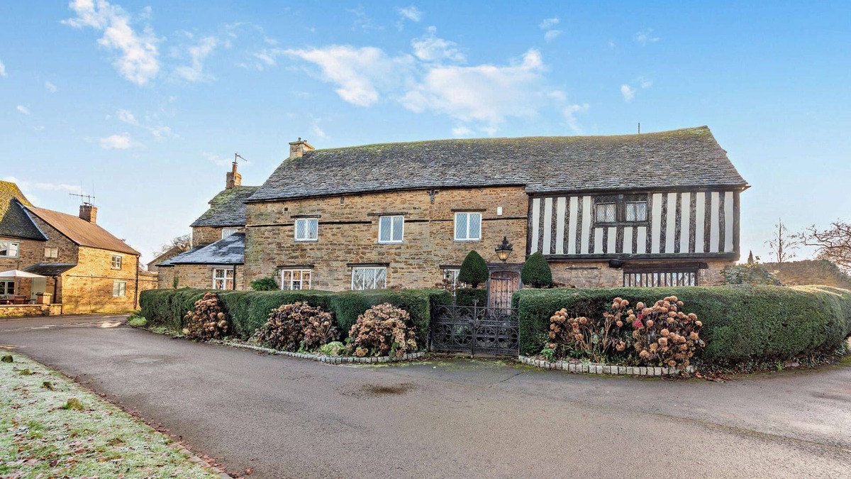 Middleton Cheney Cottage | Historic dog friendly holiday home with indoor pool and sauna - The Court House
