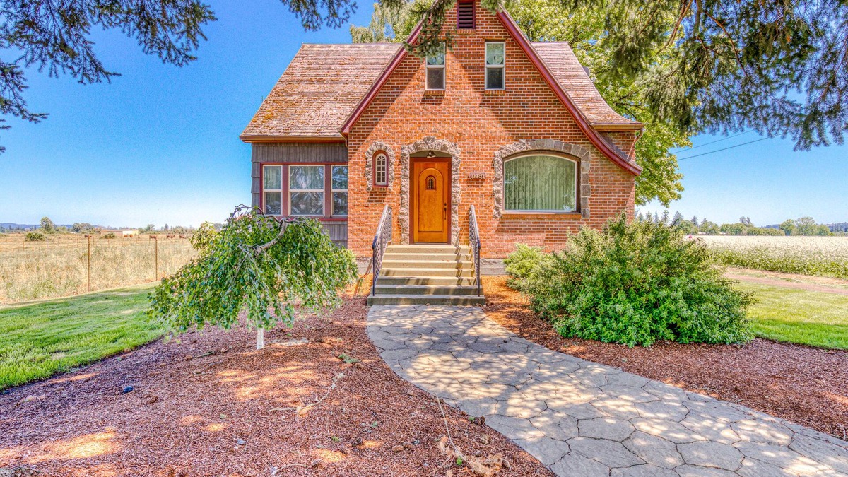 McMinnville House | Historic Dog-friendly Home with Antiques, Near Wine Tasting