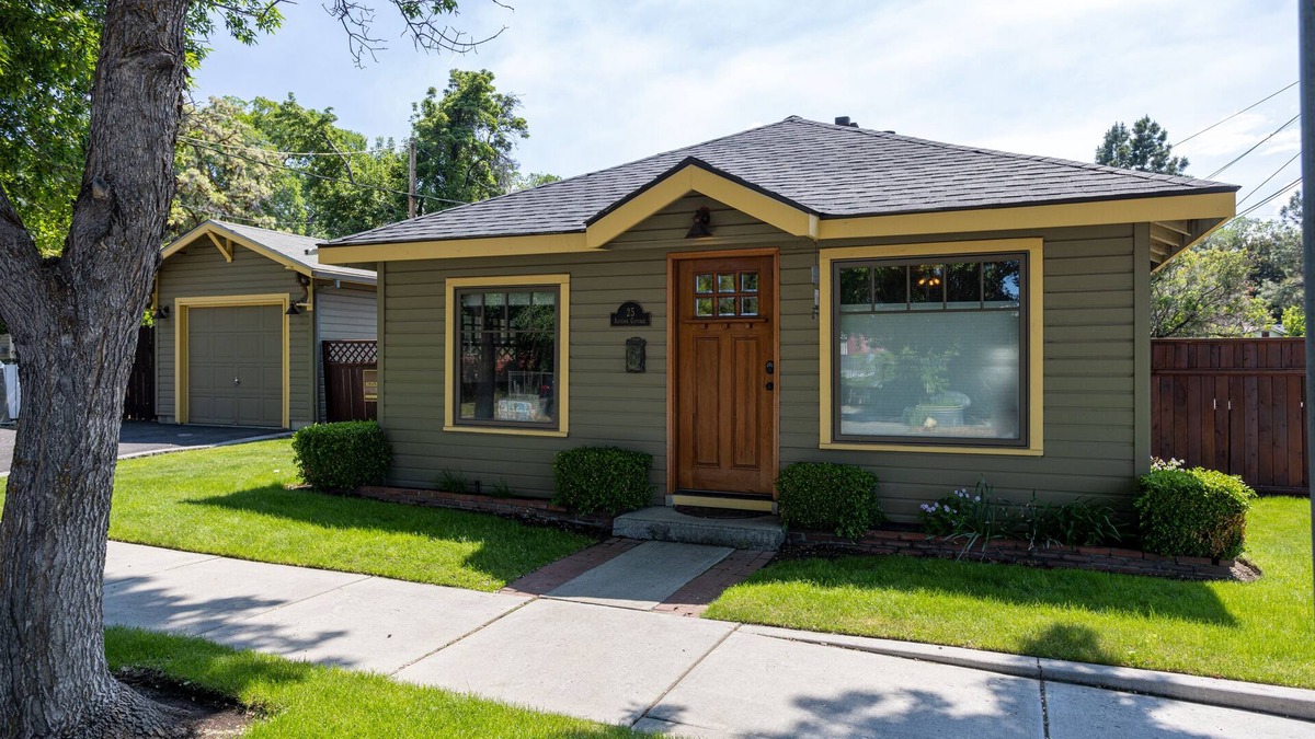 Old Bend Cottage | Historic Downtown Location │Heart of Bend │Walk Everywhere │Hot Tub │High Demand