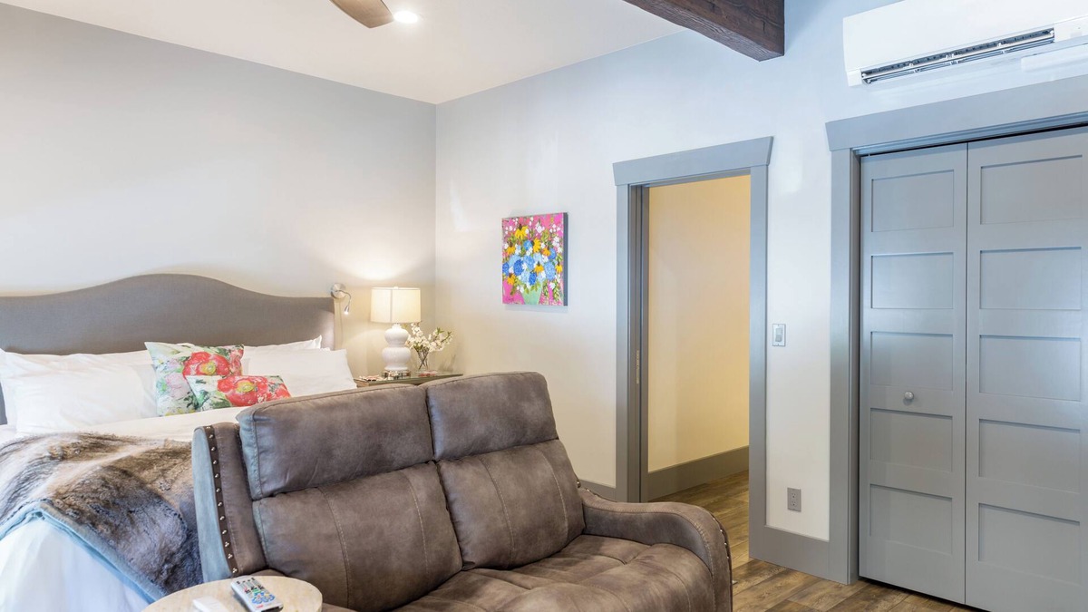 Roseburg Apartment | Historic Downtown Luxurious Apartment Only Steps Away from Local Restaurants