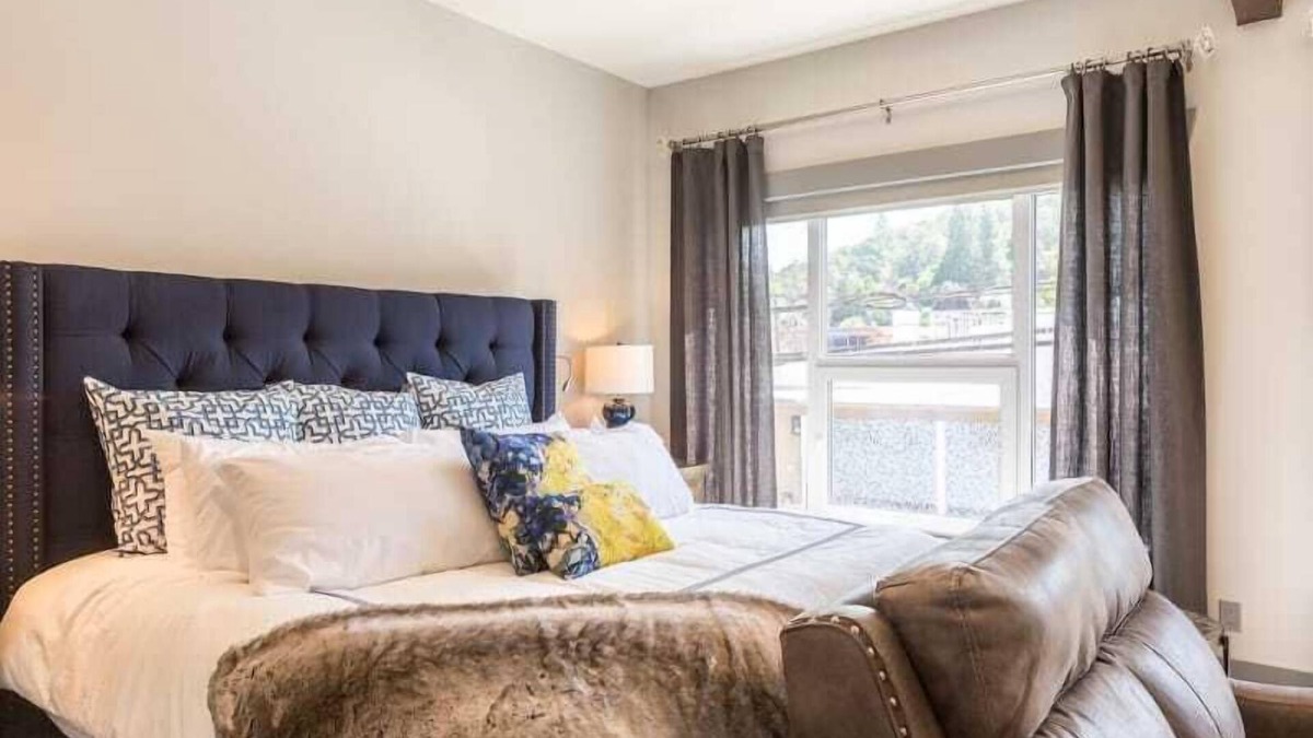 Roseburg Apartment | Historic Downtown Luxurious Apartment Only Steps Away from Local Restaurants