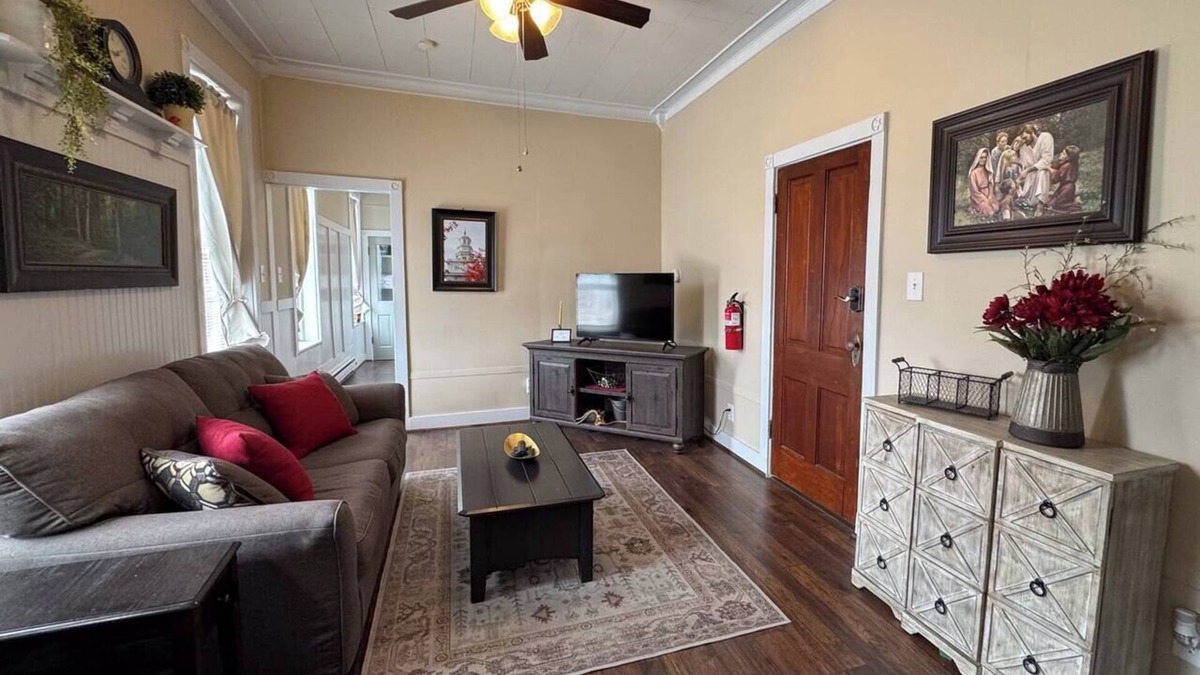 Nauvoo Apartment | Historic Downtown Nauvoo | Temple Walk & Parking