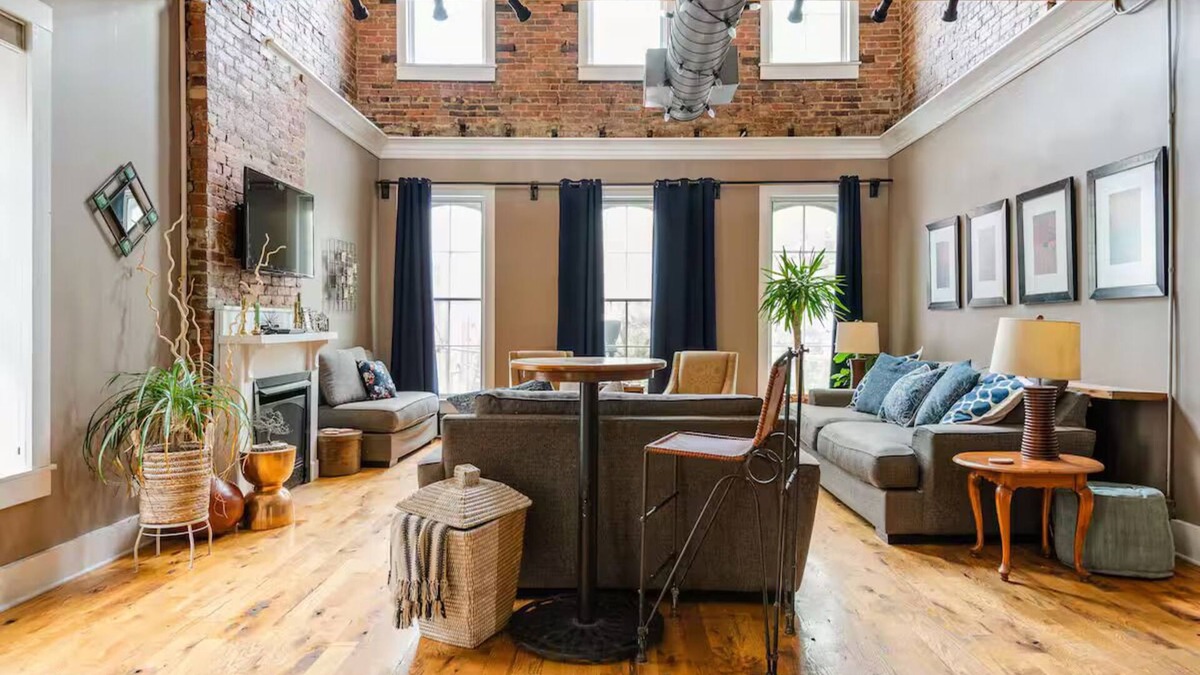 New Albany House | Historic Downtown, Walk to Dinner and Shops, Rooftop Patio, Great for Big Groups