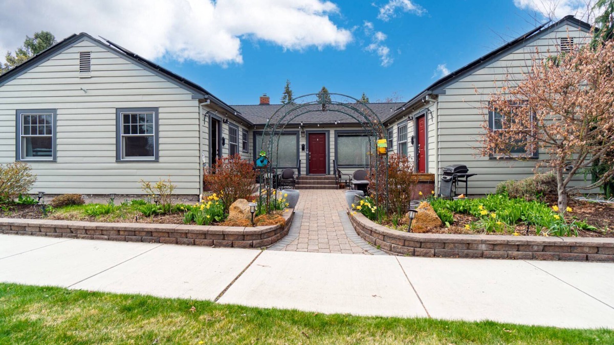 Old Bend Condo | Historic Drake Cottage 30 Day Rental. Across from Drake Park, Mirror Pond, downtown Bend. Furnished.