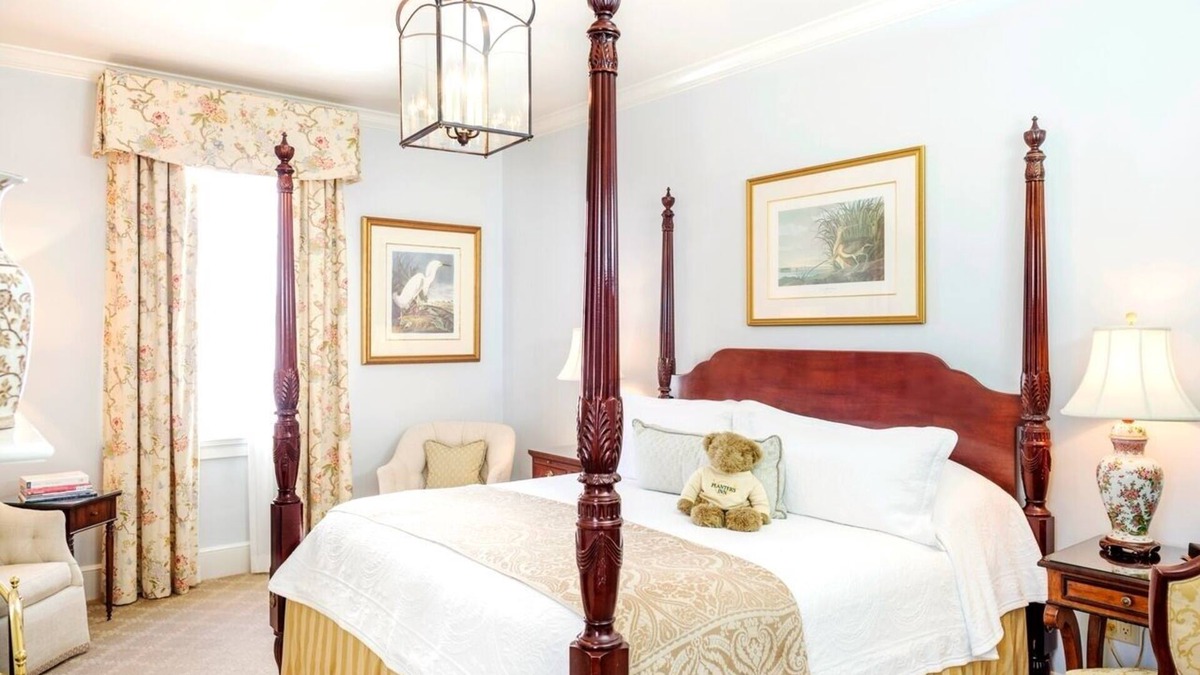 Charleston Historic District Hotel | Historic Elegance: Grand King, Planter Inn, Walk to Charleston’s Jewels