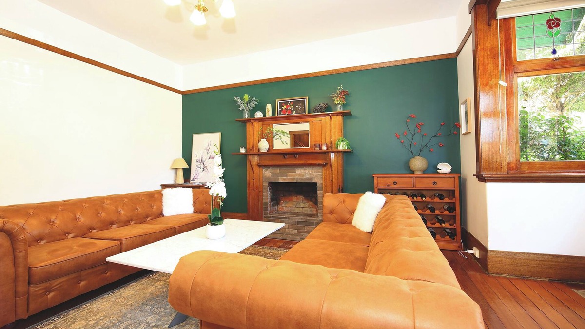 New Town Villa | Historic English Manor in New Town | Euro-Inspired | Free Parking | Near Hobart”