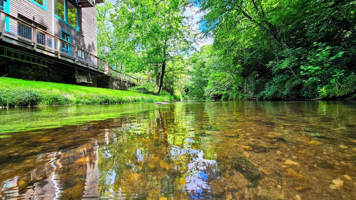 Court House House | Historic Epperly Mill on Dodd Creek-1 mile from Floyd with 1 acre serene setting