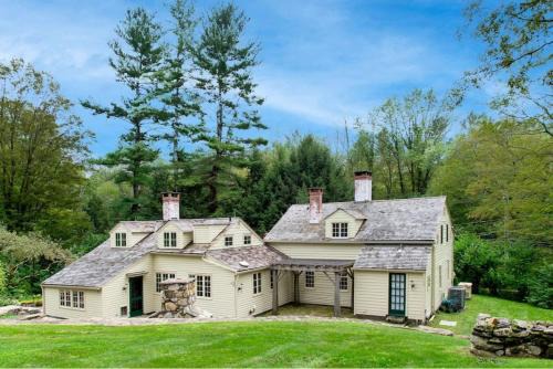 West Cornwall House | Historic Estate - 5 min to Mohawk Mt Ski Resort