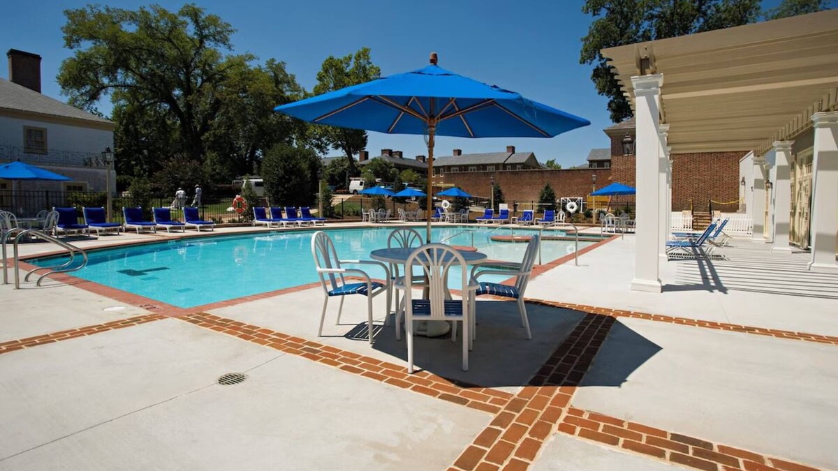 Williamsburg Hotel | Historic Experience! 2 Units | 3 Pools + Free Parking | Close to Museums