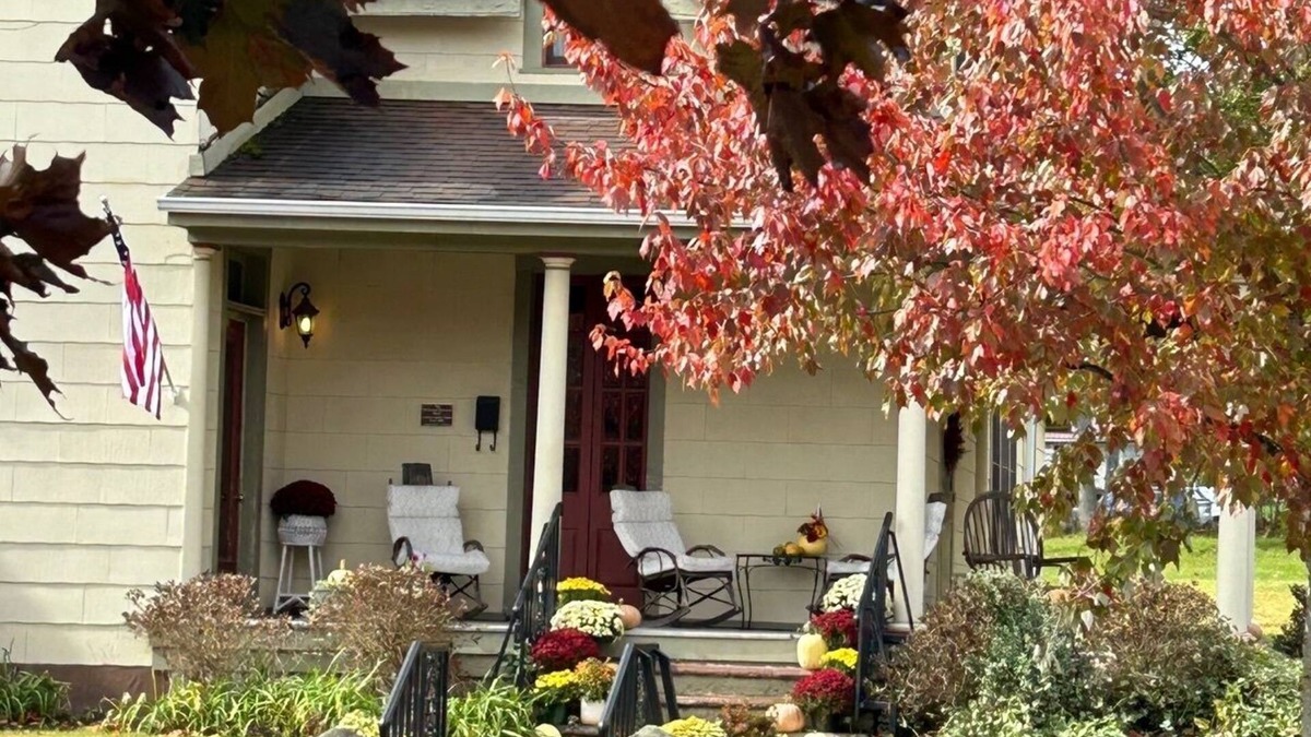 Oakland House | Historic Family 6-bedroom home on delightful 2nd Street in Oakland, MD