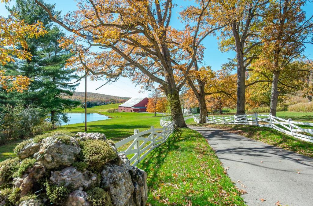 North Glade Hills House | Historic Farm Near Lake 10 Acres Newly Renovated