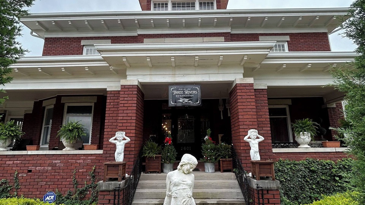 Muskogee Bed & Breakfast | Historic Farmer Mansion in the heart of Muskogee with 5 bedrooms and WiFi, AC.