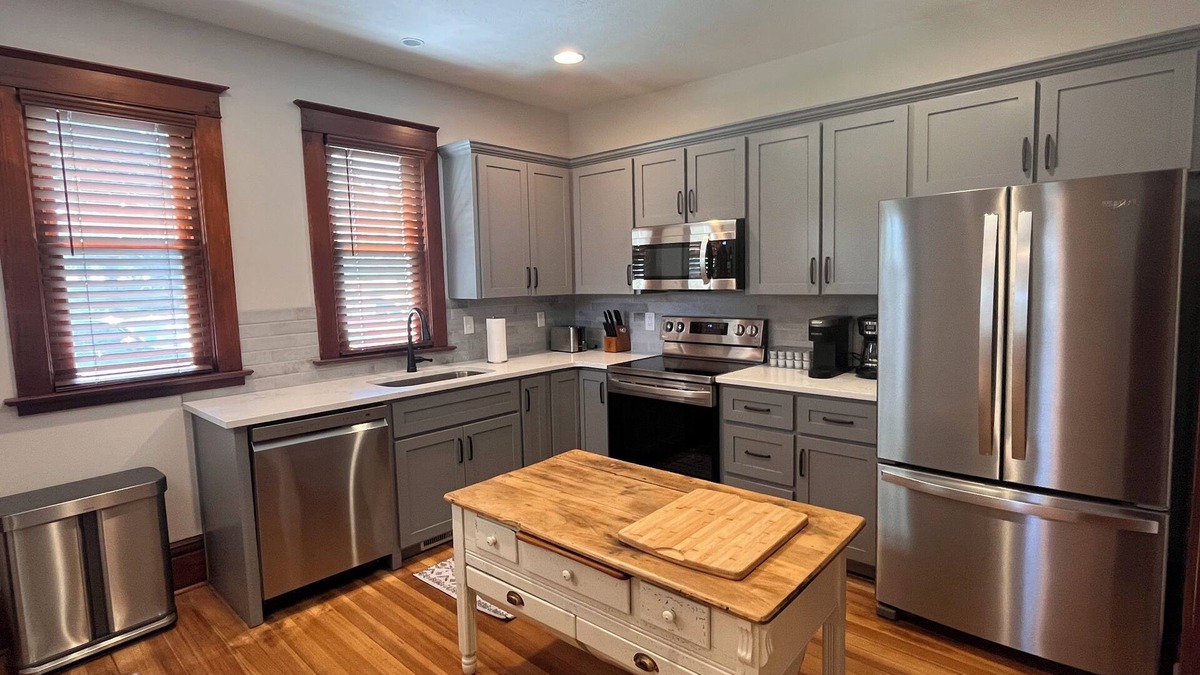 Gretna House | Historic Farmhouse Haven with quick access to 1-80 to enjoy Omaha or Lincoln