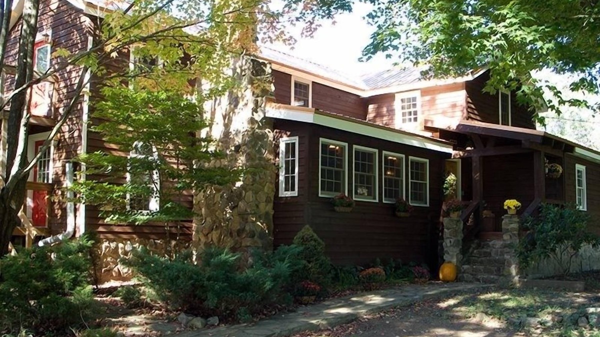 Spring Creek House | Historic Farmhouse and horsefarm with trail riding and a pond.