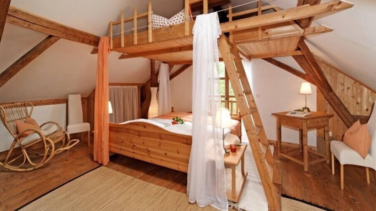 Tiefenbach House | historic farmhouse with hut feeling