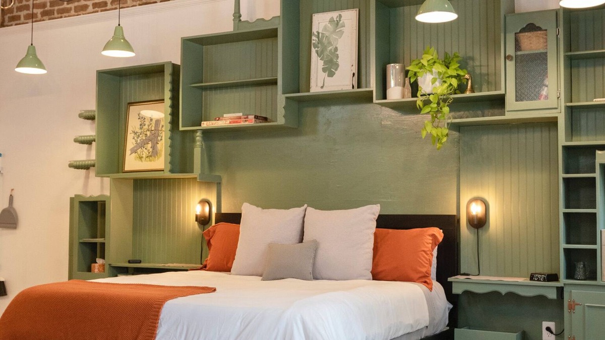 Old West Broad Neighborhood Apartment | Historic Garden Studio, Steps from Pulaski Square⎮On-Site Parking