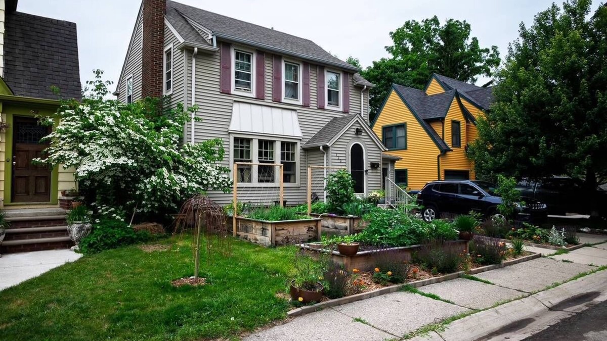 Ypsilanti House | Historic Gem w/Modern Touches — Cozy Nature Retreat Walkable to Downtown Ypsi