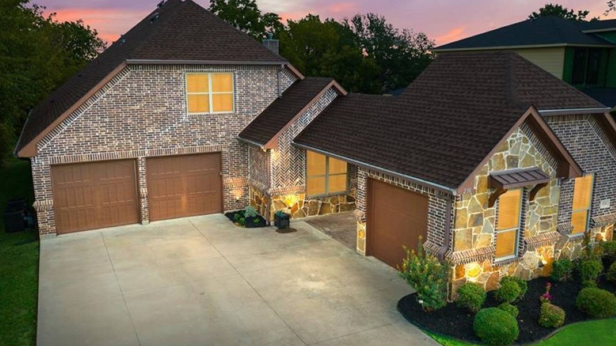 Grapevine House | Historic Grapevine 3-bedroom house 4 minutes walk to Historic main street.