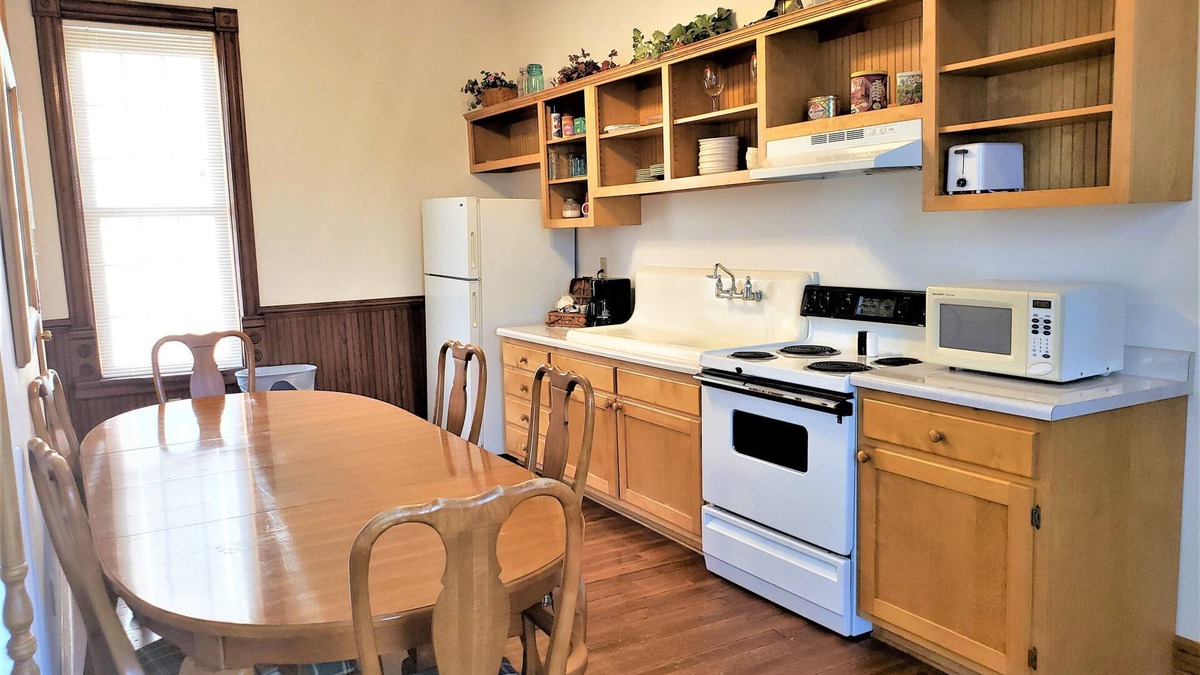 Bartlett Cabin | Historic Hardware Inn with River Views: Suite 200