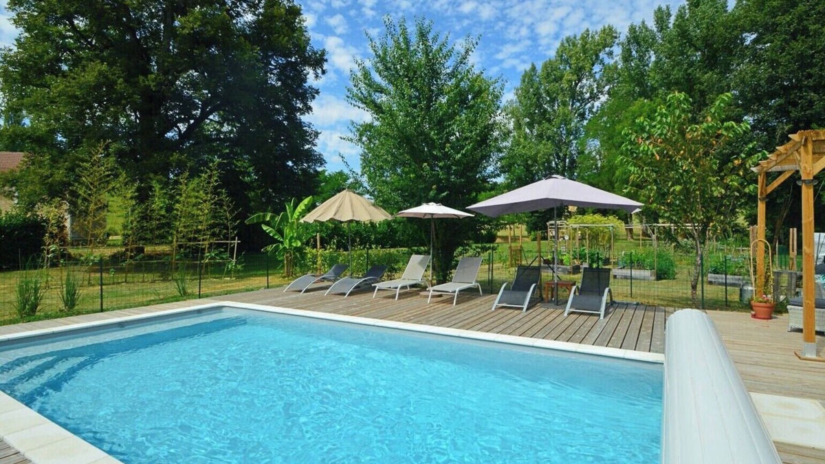 Saint-Medard-d'Excideuil Villa | Historic Holiday Villa with pool, walking distance to the restaurants and shops of Excideuil