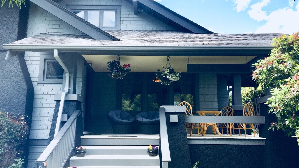 Booktown House | Historic Home. Classic Charm, Modern Amenities, Gardens, Parking+