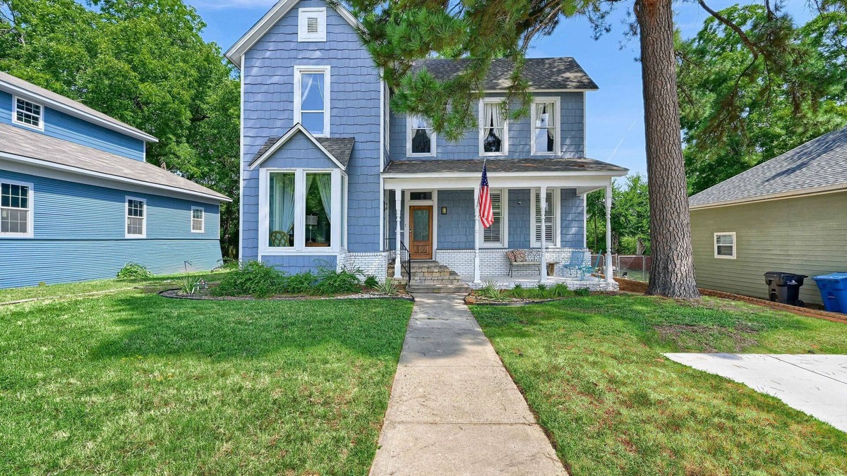 Denison House | Historic home half a mile from Downtown Denison and minutes to Lake Texoma.