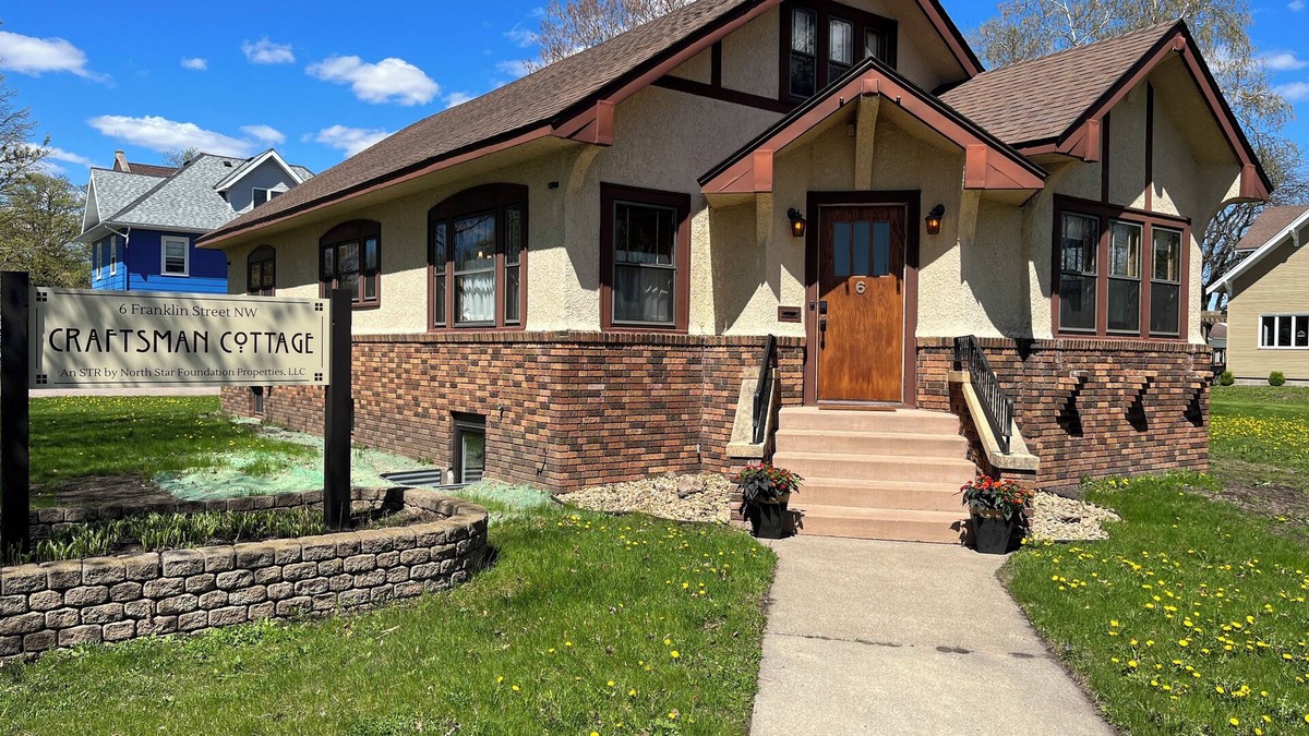 Hutchinson House | Historic home in downtown. Walkable. 7 beds. Wedding prep area available!
