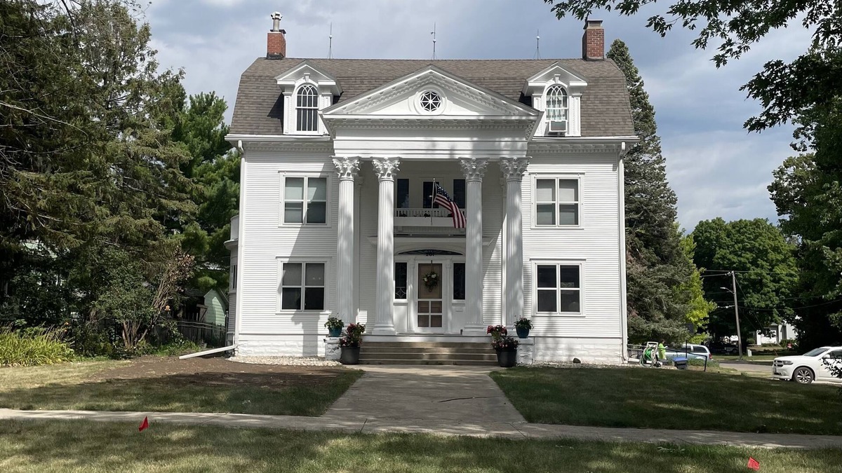 Storm Lake House | Historic home near lake, parks, shopping and BVU! Perfect for the holidays!
