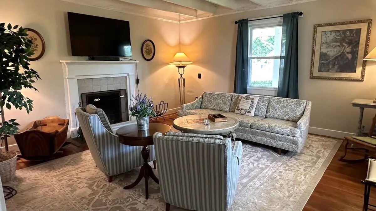 Paris House | Historic home nestled in the heart of horse and wine country. Kids/pet friendly!