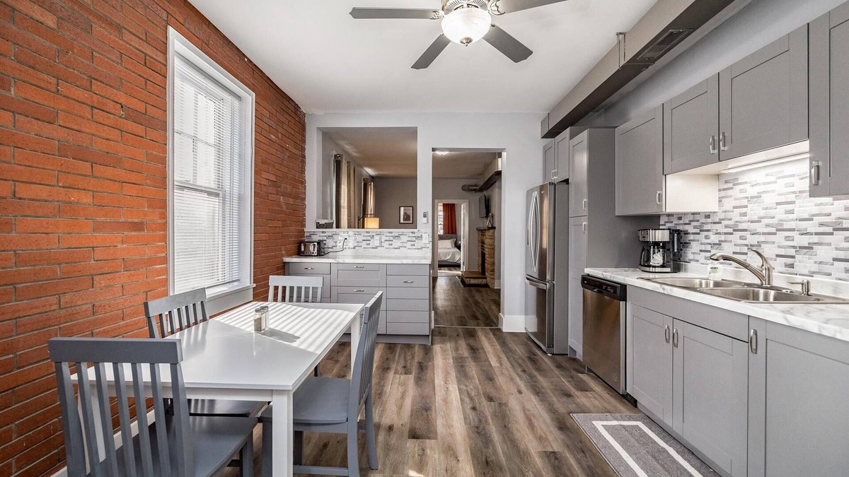 Mount Vernon Apartment | Historic Home Next to Cornell College