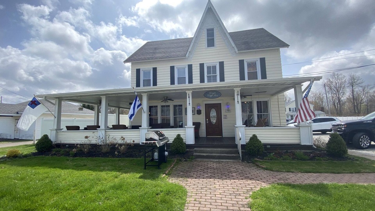 Geneva-on-the-Lake House | Historic Home |Perfect Strip Location |Walk to Lake |Wine Country|Grill&Firepit|