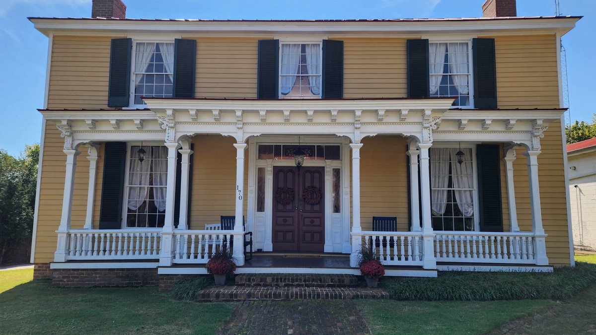 Milton House | Historic home, Sleeps 10, VIR 2 miles,Hyco lake 8 mi., Fire Pit, Historic Milton
