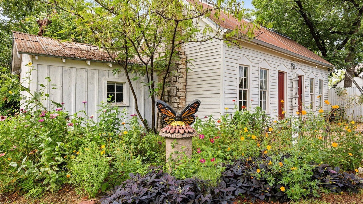 Granbury Cottage | Historic Home: Walking distance to historic square, beach, & hiking trail!