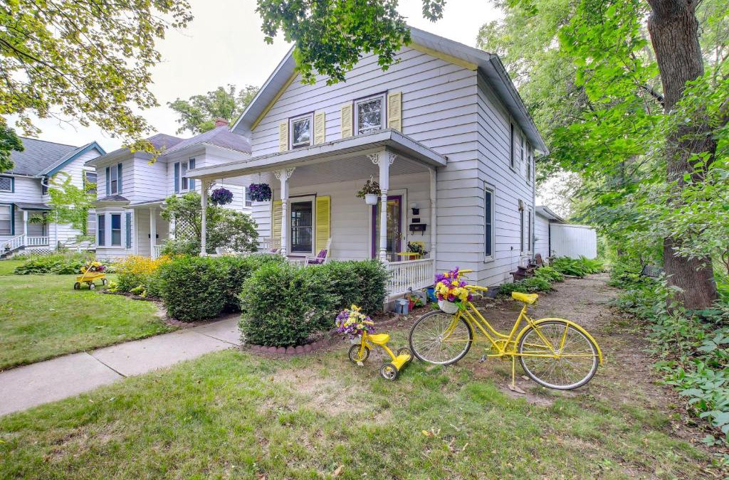De Pere House | Historic Home with Sunroom - 5 Mi to Lambeau Field!