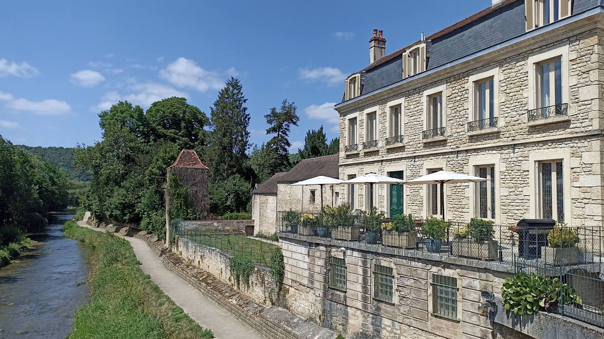 Montbard House | Historic house of character overlooking the river