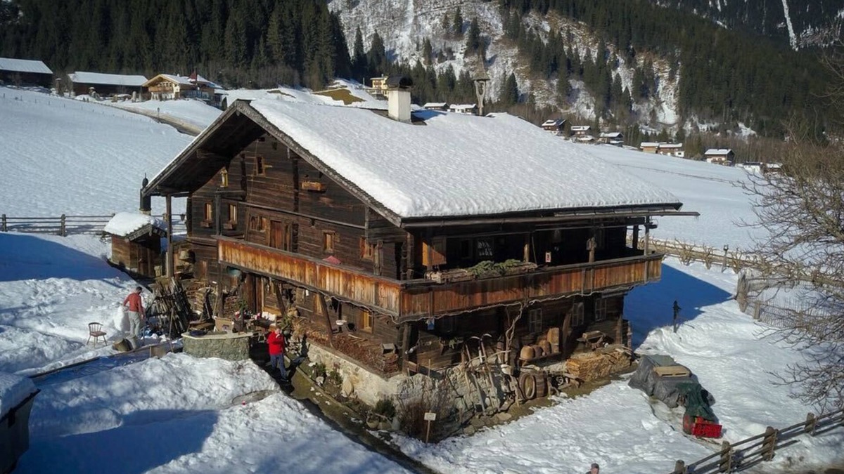 Oberkrimml Apartment | Historic hut for up to 15 people near Kitzbühl