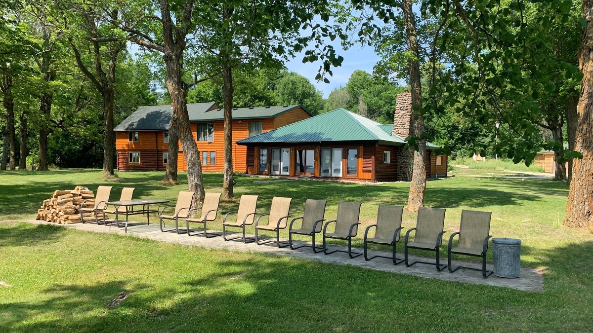 Deer River Cabin | Historic lakefront lodge with full bar, sauna, private boat ramp