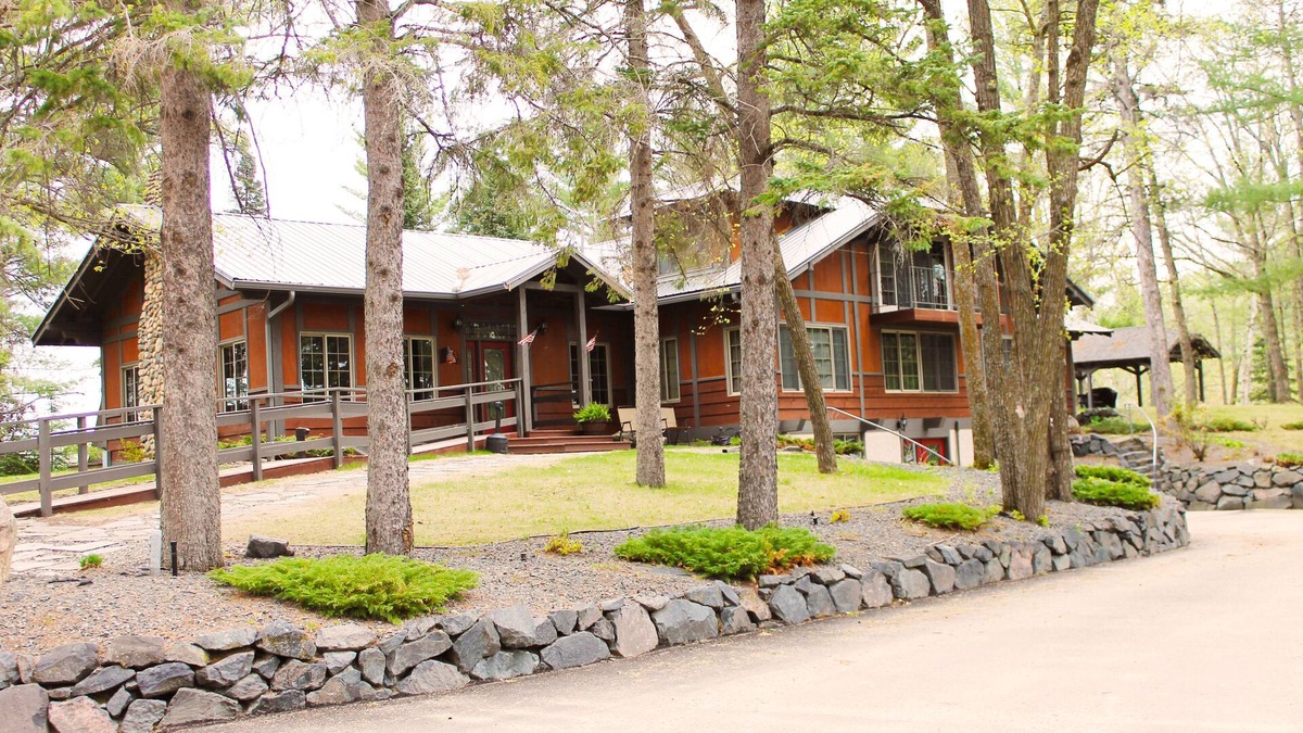 Walker Cabin | Historic Lodge on 48 Acres. Sleeps 23. Large Great Room