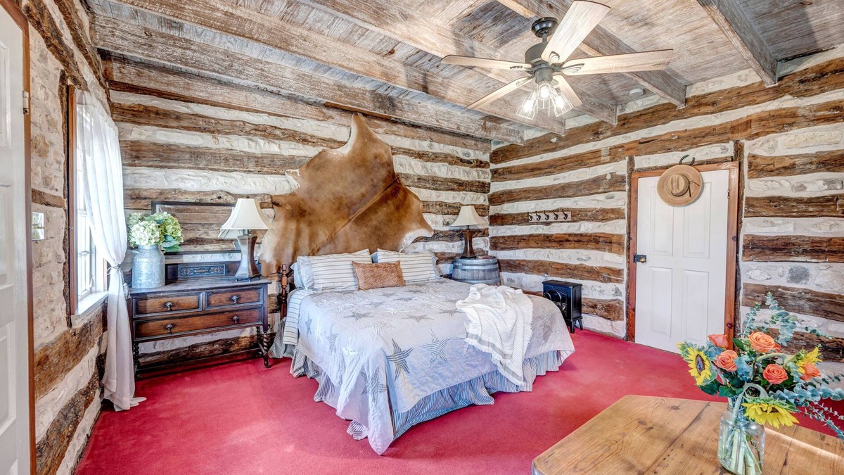 Fredericksburg Bed & Breakfast | Historic Log Cabin, 2 bedroom, built in 1860s original on site. Great views!