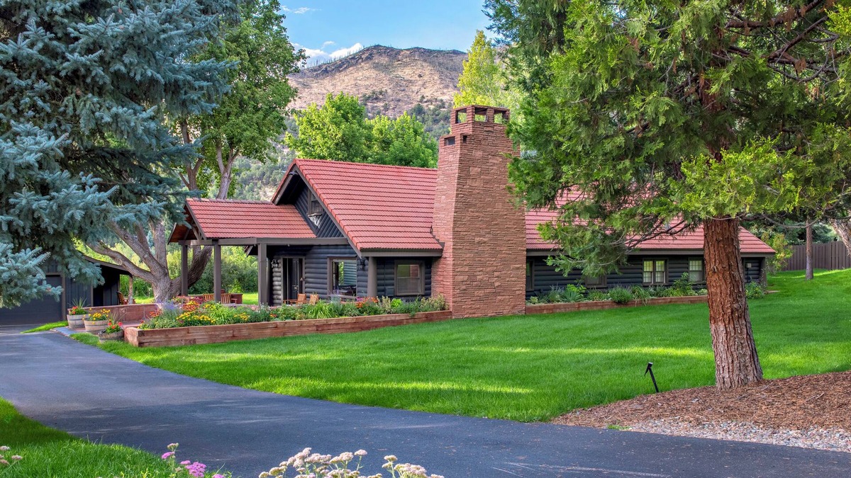 Basalt House | Historic Log Cabin Lodge near downtown Basalt, easy walk to the 2 rivers