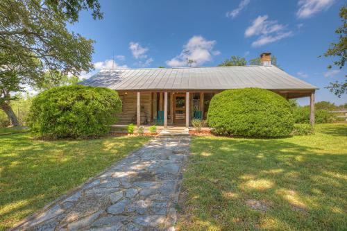 Fredericksburg House | Historic Log Cabin Retreat Near Town on 5 Acres!