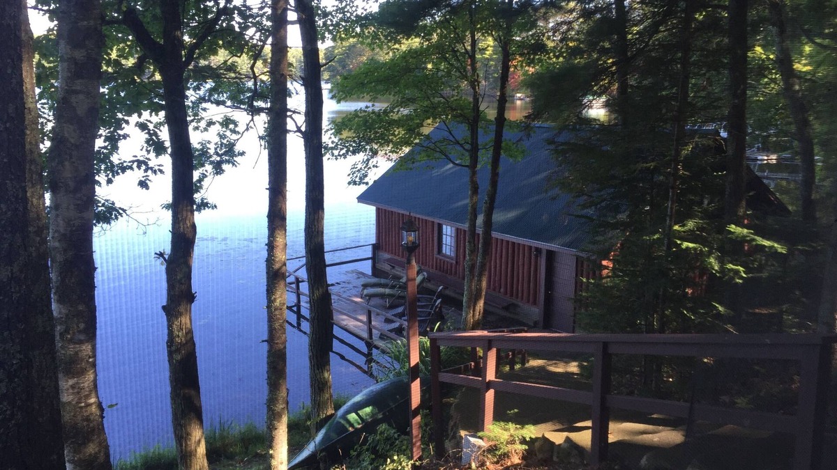 Hayward Cabin | Historic Log Lodge on Quiet Lake
