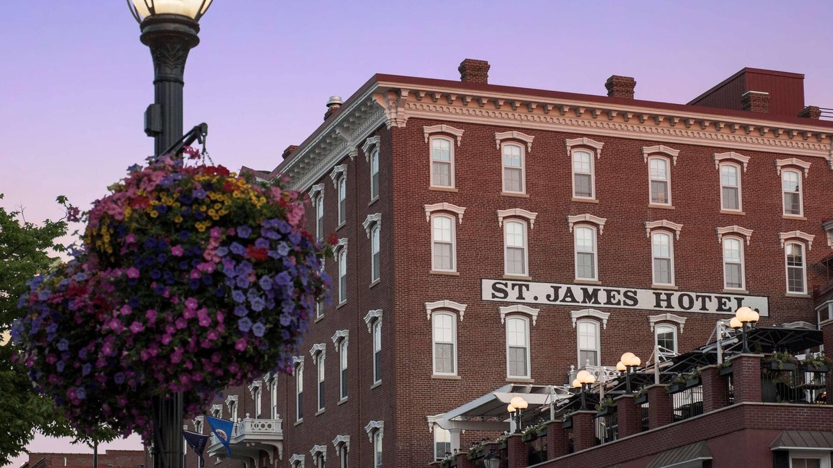 Red Wing House | Historic, Luxury Red Wing Hotel -Deluxe Double Room w/2 Full Beds-Bathrobes-Wifi