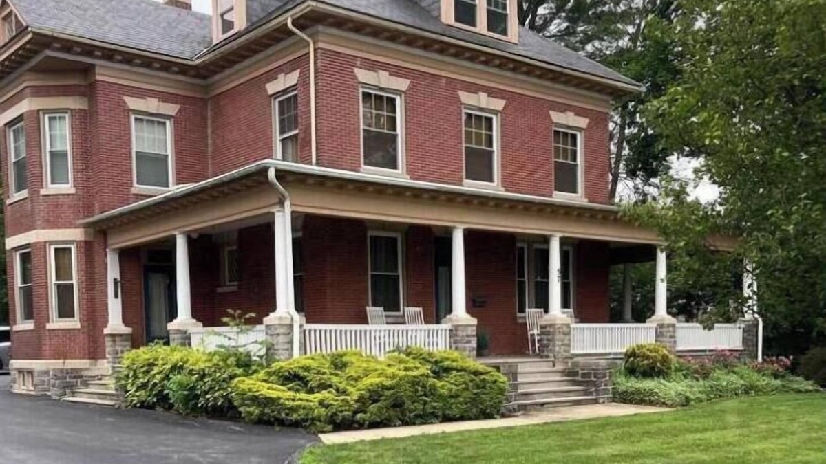 Leacock-Leola-Bareville House | Historic Main Street Getaway