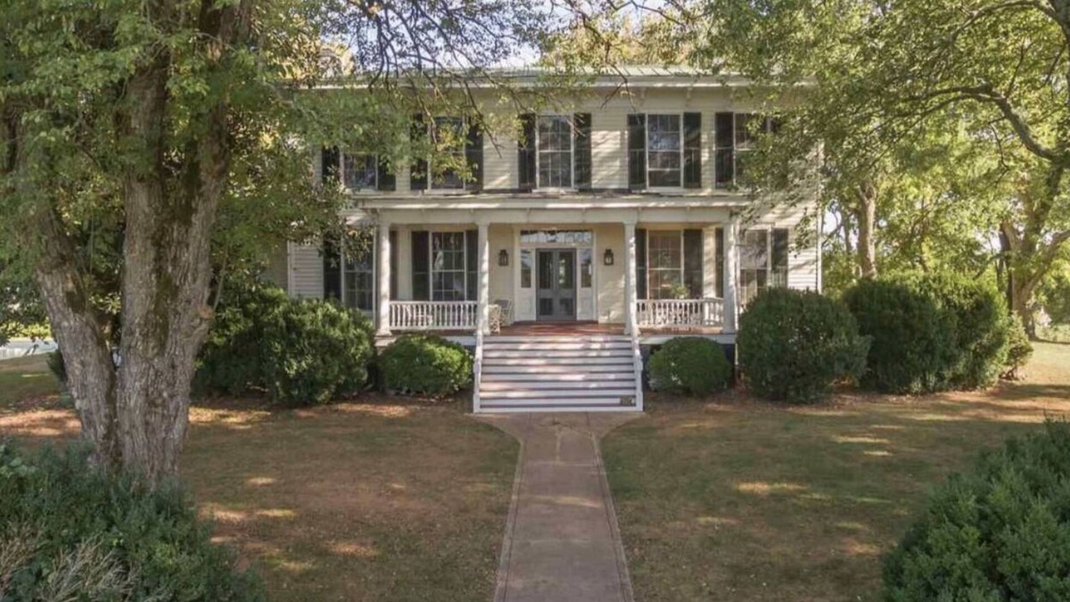 Oakpark House | Historic Manor House with Saltwater pool and Mountain Views